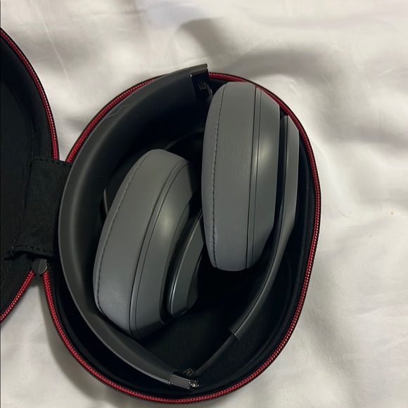 Beats by Dre Studio3 Over-Ear Headphones - Gray - Picture 9 of 9